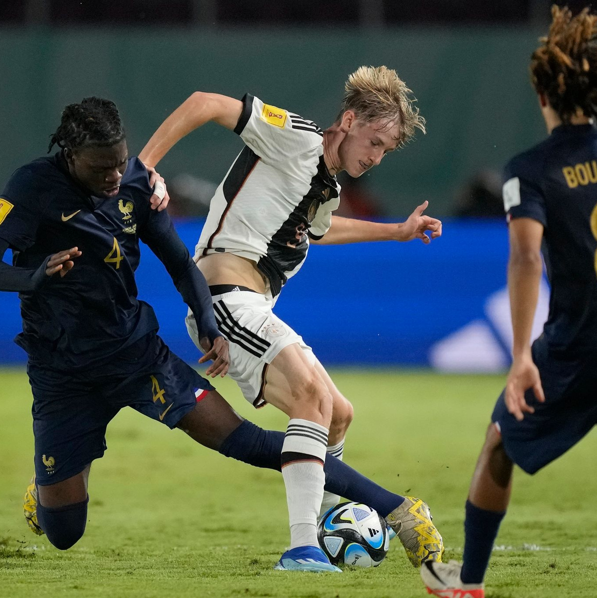 Max Moerstedt (M) behauptet den Ball gegen Frankreichs Bastien Meupiyou (l). - Foto: Achmad Ibrahim/AP/dpa