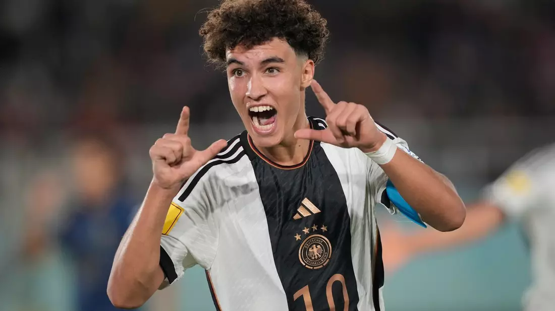 Noah Darvich traf in die Drangphase der Franzosen hinein zum 2:0. - Bild: Achmad Ibrahim/AP/dpa