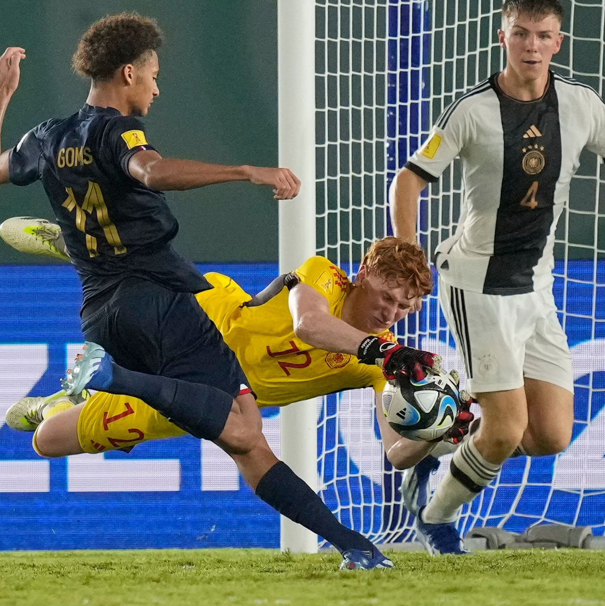 Deutschlands Torwart Konstantin Heide zeigte im WM-Finale eine starke Leistung. - Foto: Achmad Ibrahim/AP/dpa