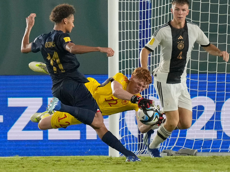 Deutschlands Torwart Konstantin Heide zeigte im WM-Finale eine starke Leistung. - Foto: Achmad Ibrahim/AP/dpa