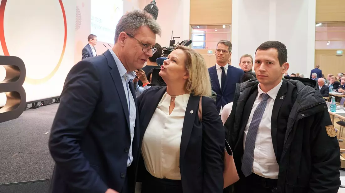 Thomas Josef Weikert, Präsident des Deutschen Olympischen Sportbundes, verabschiedet Bundesinnenministerin Nancy Faeser (SPD) nach ihrer Rede bei der DOSB-Mitgliederversammlung. - Bild: Thomas Frey/dpa
