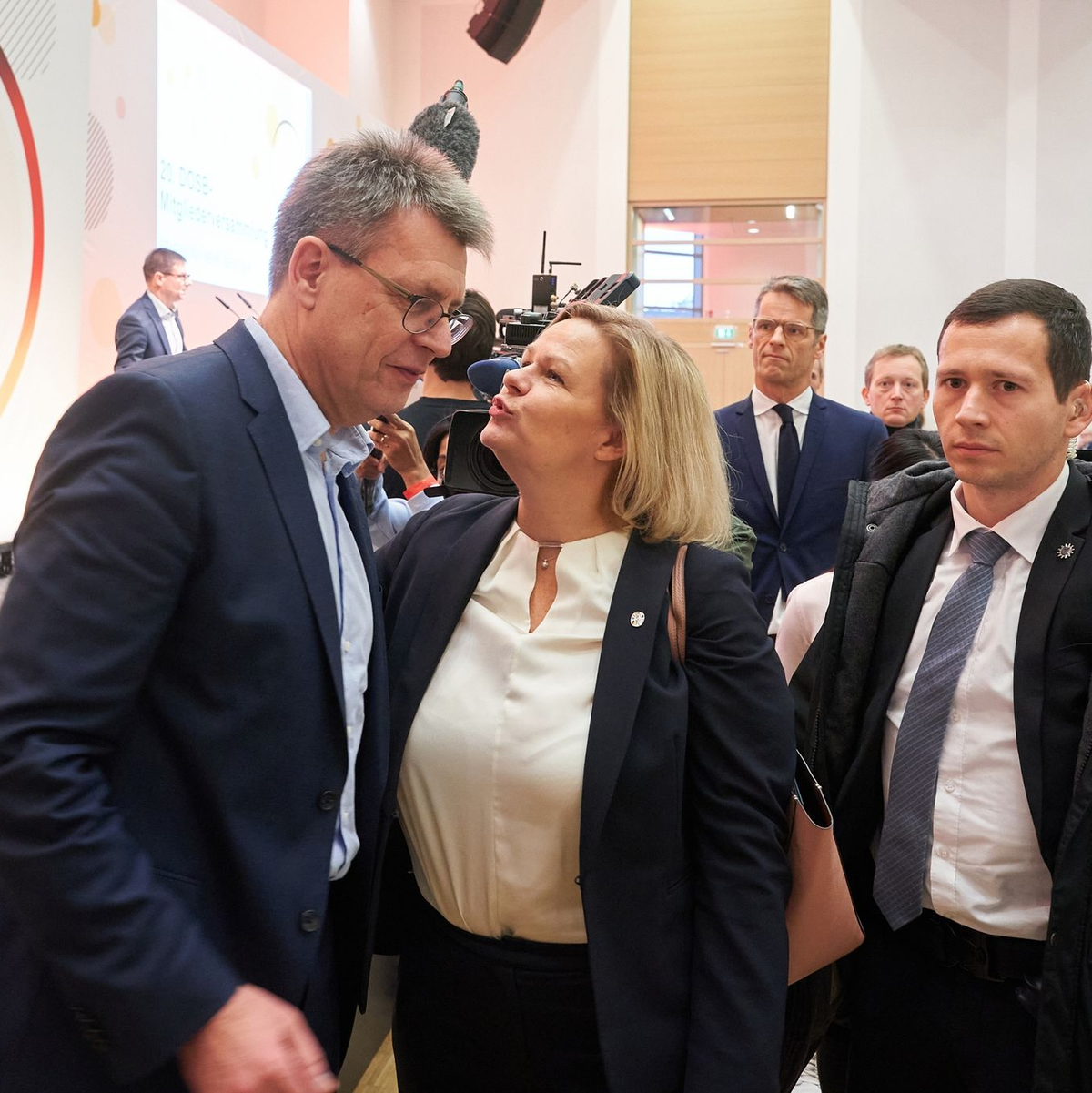Thomas Josef Weikert, Präsident des Deutschen Olympischen Sportbundes, verabschiedet Bundesinnenministerin Nancy Faeser (SPD) nach ihrer Rede bei der DOSB-Mitgliederversammlung. - Foto: Thomas Frey/dpa