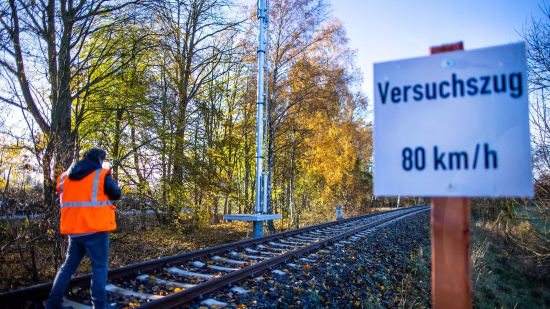 Ein bereits aufgestellter Sendemast an einer stillgelegten Bahnstrecke. - Bild: Jens Büttner/dpa