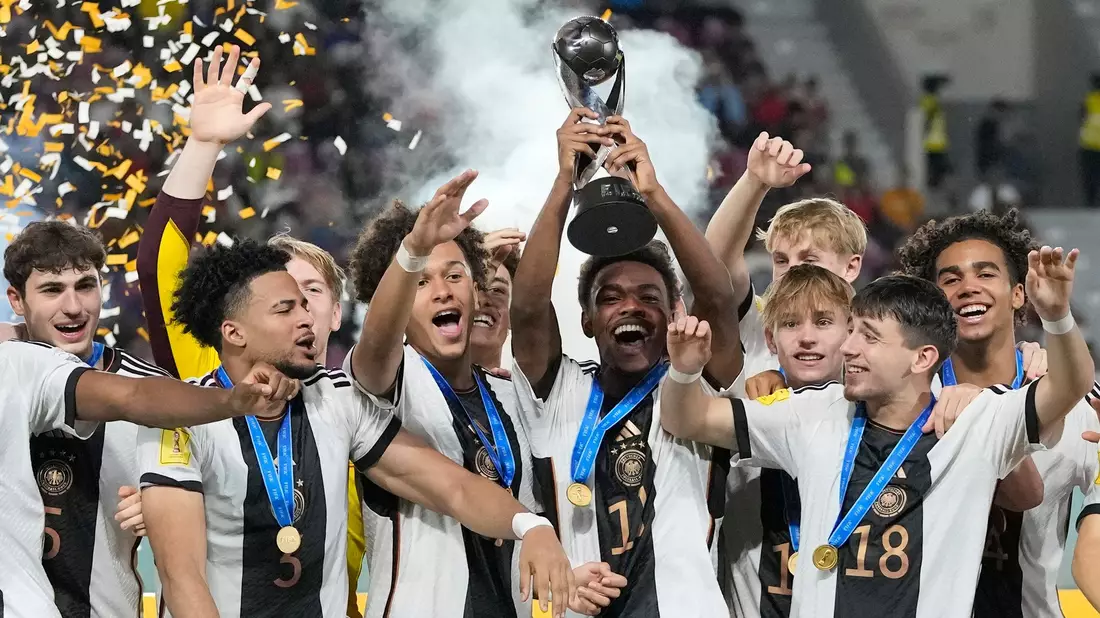 Nach dem Sieg bei der EM triumphierten die DFB-Junioren auch bei der WM. - Bild: Achmad Ibrahim/AP