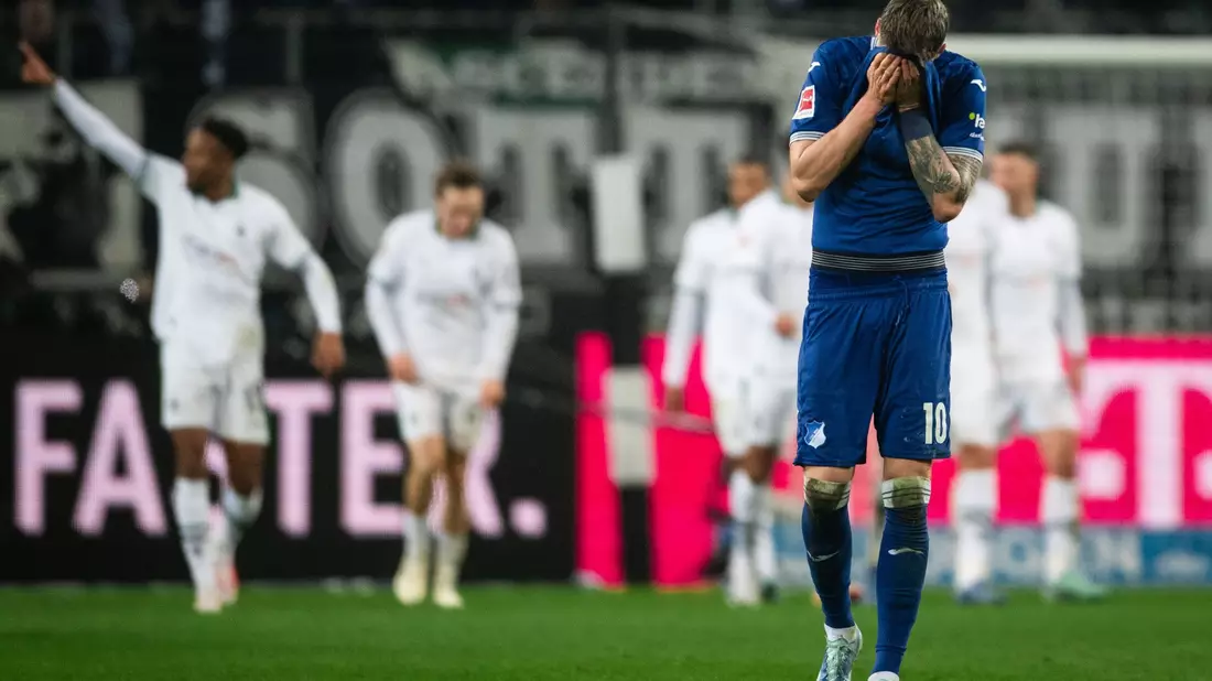 Hoffenheims Wout Weghorst nach dem Gegentreffer zum 1:2 - im Hintergrund jubeln die Gladbacher Spieler. - Bild: Marius Becker/dpa