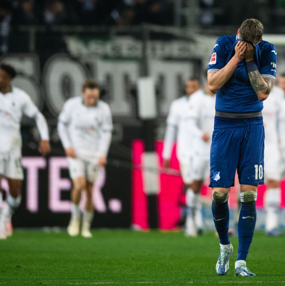 Hoffenheims Wout Weghorst nach dem Gegentreffer zum 1:2 - im Hintergrund jubeln die Gladbacher Spieler. - Foto: Marius Becker/dpa