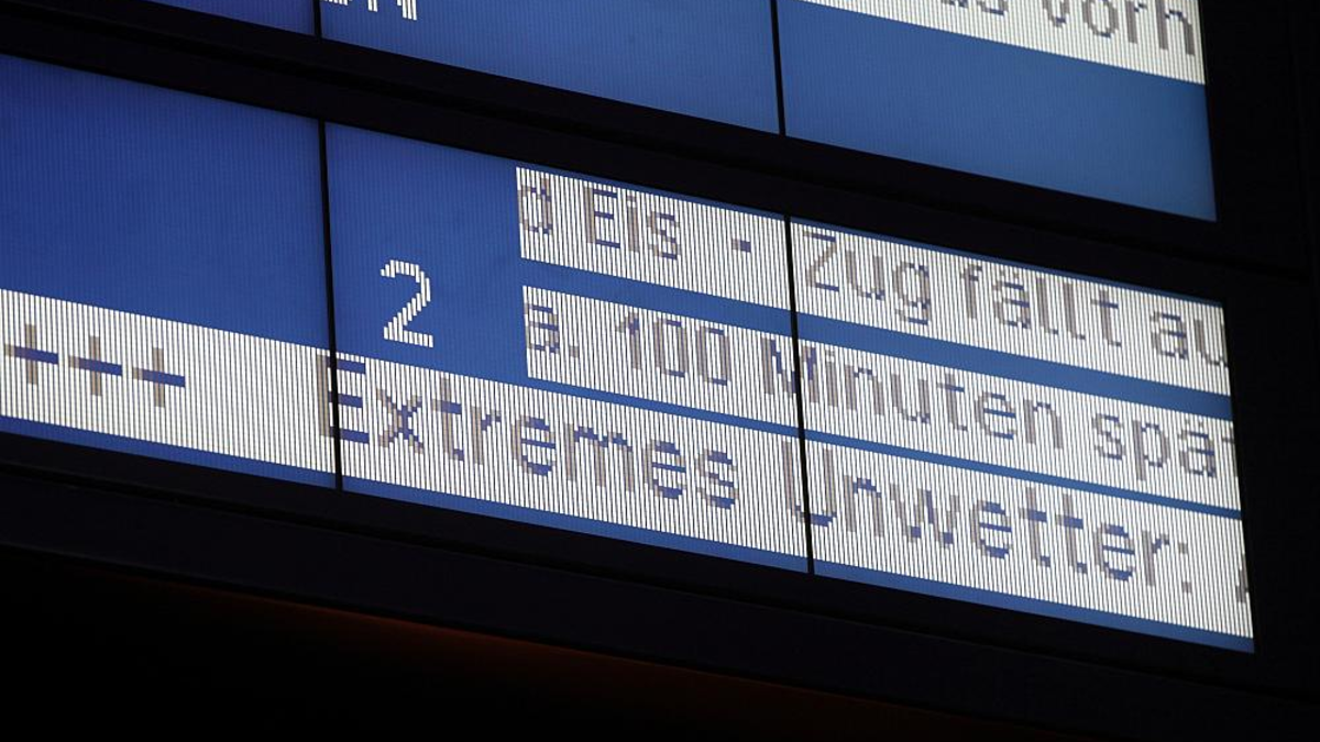 Anzeigetafel mit Warnhinweisen (Archiv) - Foto: über dts Nachrichtenagentur