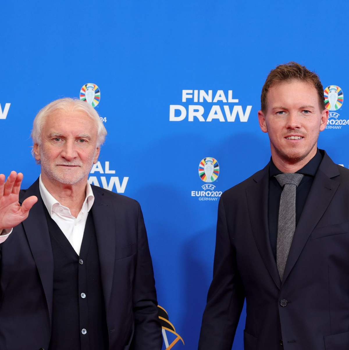 DFB-Sportdirektor Völler (l) und Bundestrainer Nagelsmann können sich auf attraktive, aber machbare Gruppengegner freuen. - Foto: Christian Charisius/dpa