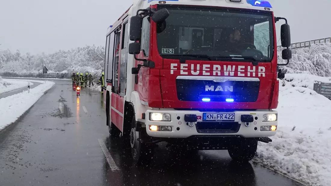 FW Reichenau: Bäume blockieren Fahrbahn, Reichenau, 02.12.2023 - Bild: presseportal.de