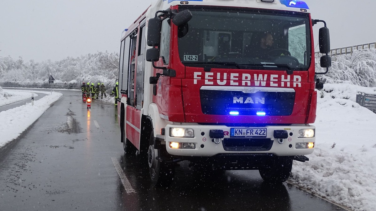 FW Reichenau: Bäume blockieren Fahrbahn, Reichenau, 02.12.2023 - Foto: presseportal.de