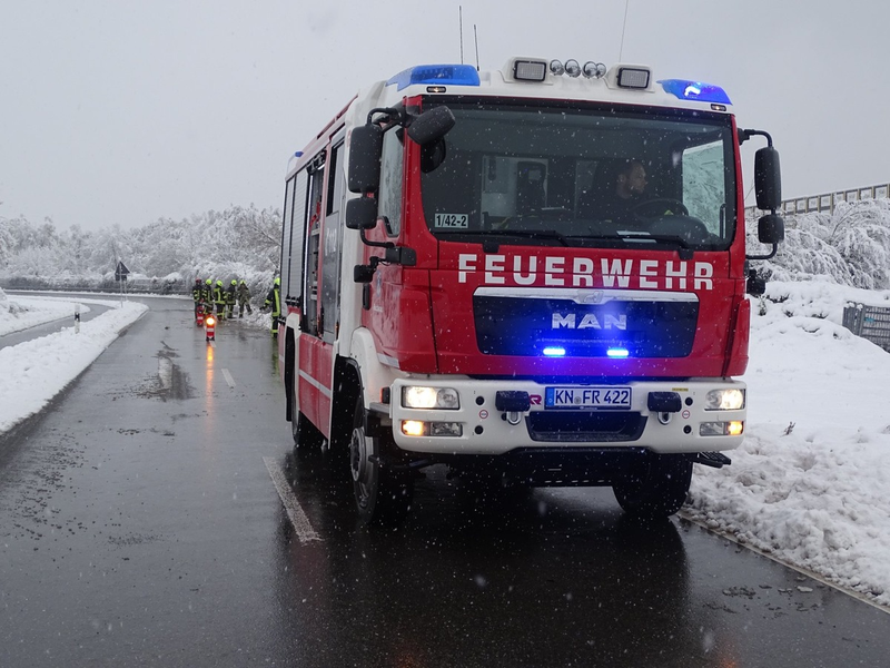 FW Reichenau: Bäume blockieren Fahrbahn, Reichenau, 02.12.2023 - Foto: presseportal.de