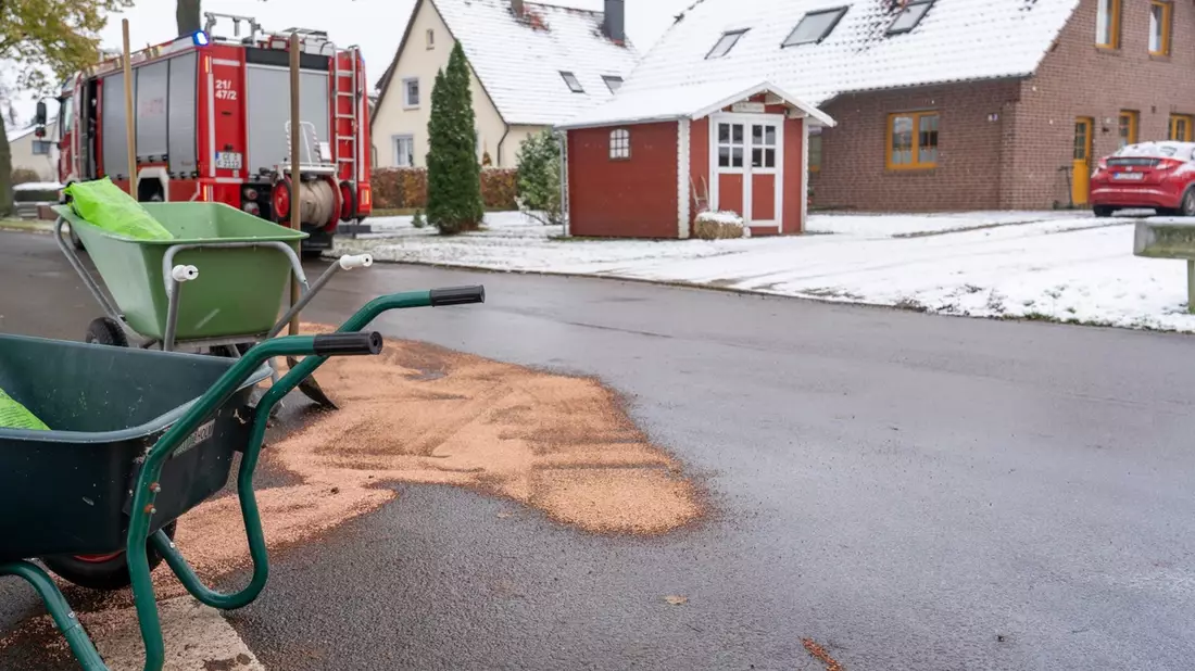 FW Flotwedel: Kraftstoffspur sorgt für Einsatz der Feuerwehr in Wiedenrode - Bild: presseportal.de