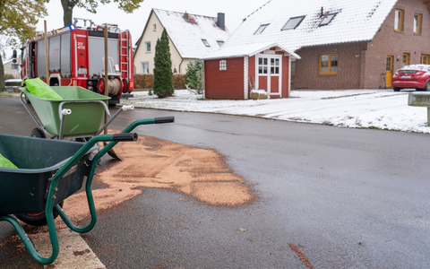 FW Flotwedel: Kraftstoffspur sorgt für Einsatz der Feuerwehr in Wiedenrode - Foto: presseportal.de