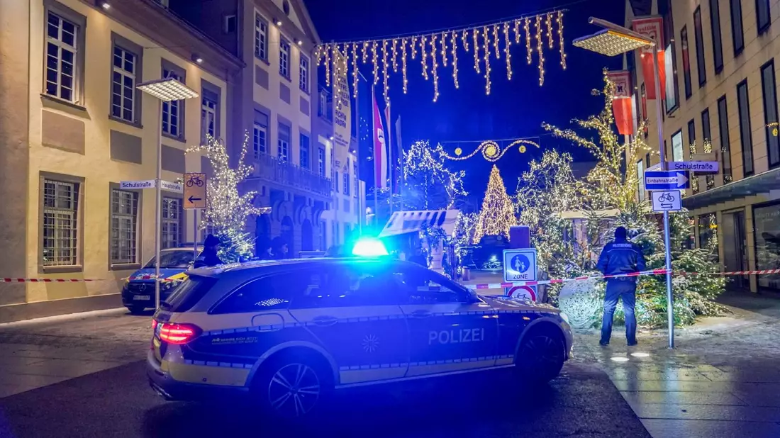 Polizeibeamte sichern den Weihnachtsmarkt ab. - Bild: Kohls/SDMG/dpa