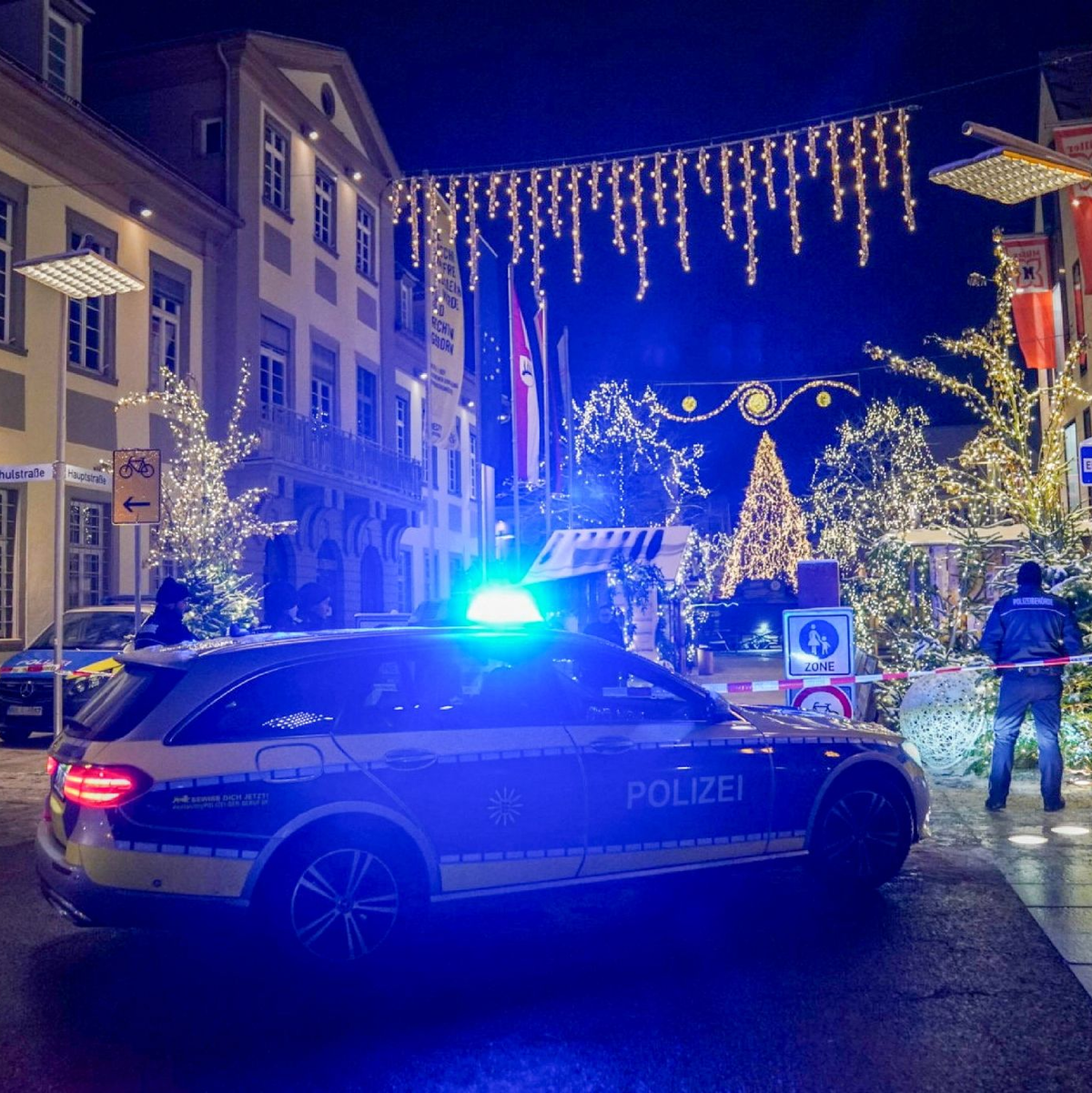 Polizeibeamte sichern den Weihnachtsmarkt ab. - Foto: Kohls/SDMG/dpa