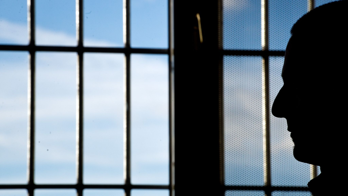 Nach seiner Flucht ist ein 25-jähriger Häftling wieder gefasst worden (Symbolbild). - Foto: Daniel Naupold/dpa