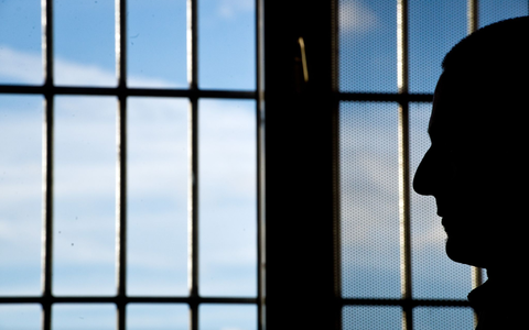 Nach seiner Flucht ist ein 25-jähriger Häftling wieder gefasst worden (Symbolbild). - Foto: Daniel Naupold/dpa