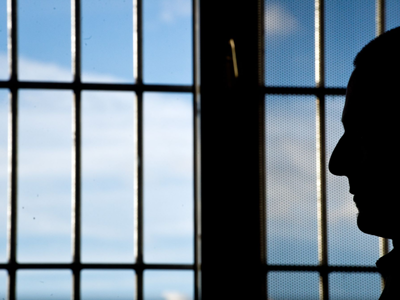 Nach seiner Flucht ist ein 25-jähriger Häftling wieder gefasst worden (Symbolbild). - Foto: Daniel Naupold/dpa