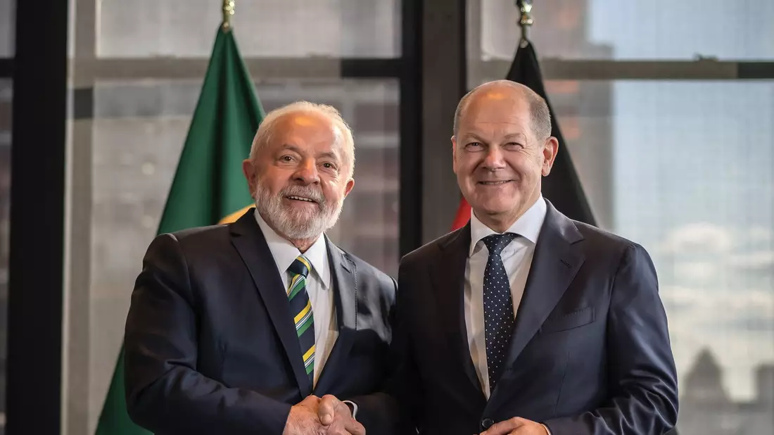 Am Montag trifft der brasilianische Präsident Luiz Inácio Lula da Silva (l) beim geplanten Deutsch-Brasilianischen Wirtschaftsforum in Berlin auf Bundeskanzler Olaf Scholz. - Bild: Michael Kappeler/dpa