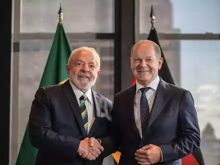 Am Montag trifft der brasilianische Präsident Luiz Inácio Lula da Silva (l) beim geplanten Deutsch-Brasilianischen Wirtschaftsforum in Berlin auf Bundeskanzler Olaf Scholz. - Foto: Michael Kappeler/dpa