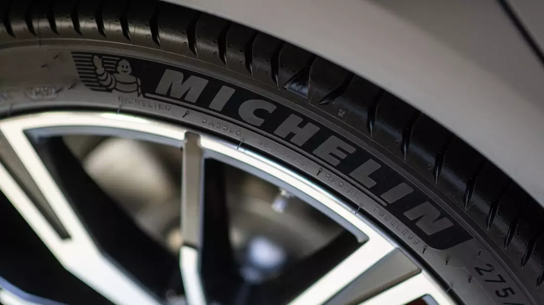 Der französische Reifenhersteller Michelin reagiert mit einem weitreichenden Stellenabbau auf steigende Produktionskosten und Konkurrenz aus Niedriglohnländern. - Bild: Robert Michael/dpa