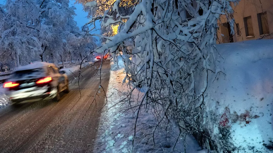 Schnee und Eis haben in Süddeutschland zu großen Beeinträchtigungen im Verkehr geführt. - Bild: Sven Hoppe/dpa