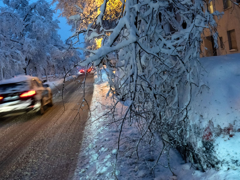 Schnee und Eis haben in Süddeutschland zu großen Beeinträchtigungen im Verkehr geführt. - Foto: Sven Hoppe/dpa