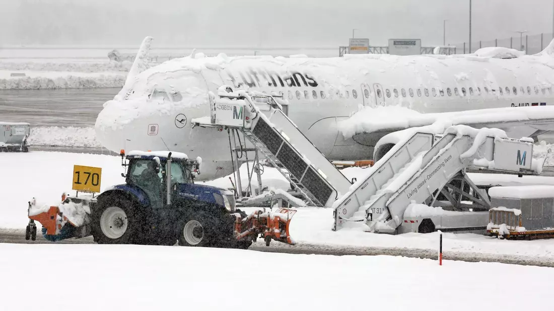 Wegen des heftigen Wintereinbruches in Bayern war der Flugbetrieb in München am Samstag vorübergehend eingestellt worden. - Bild: Karl-Josef Hildenbrand/dpa