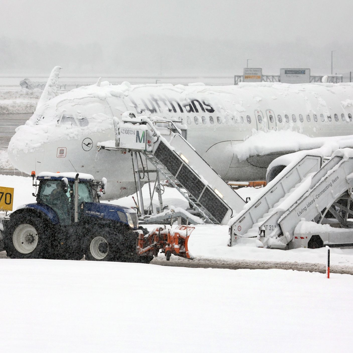 Wegen des heftigen Wintereinbruches in Bayern war der Flugbetrieb in München am Samstag vorübergehend eingestellt worden. - Foto: Karl-Josef Hildenbrand/dpa