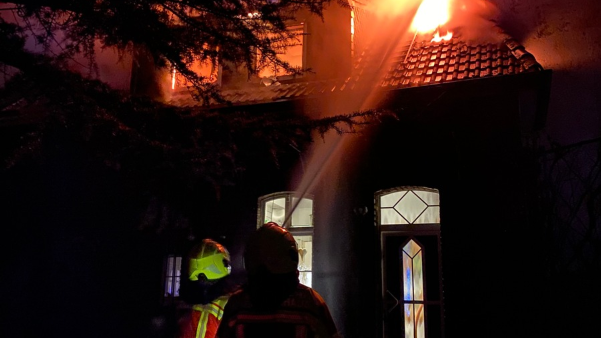 FW-Heiligenhaus: Dachstuhlbrand in einem Wohngebäude - Foto: presseportal.de