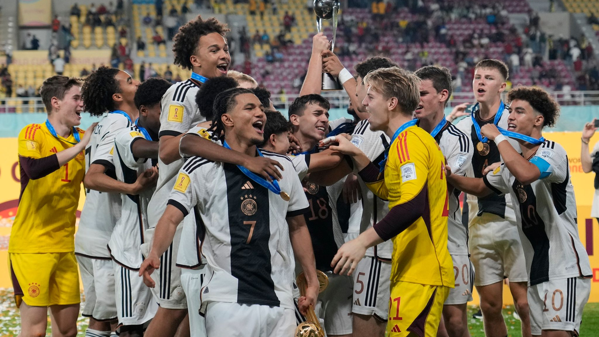 Die deutschen U17-Fußballer siegten im WM-Finale im Elfmeterschießen gegen Frankreich. - Foto: Achmad Ibrahim/AP