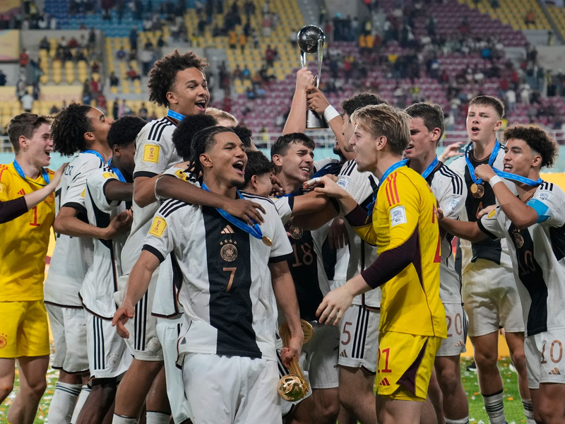 Die deutschen U17-Fußballer siegten im WM-Finale im Elfmeterschießen gegen Frankreich. - Foto: Achmad Ibrahim/AP