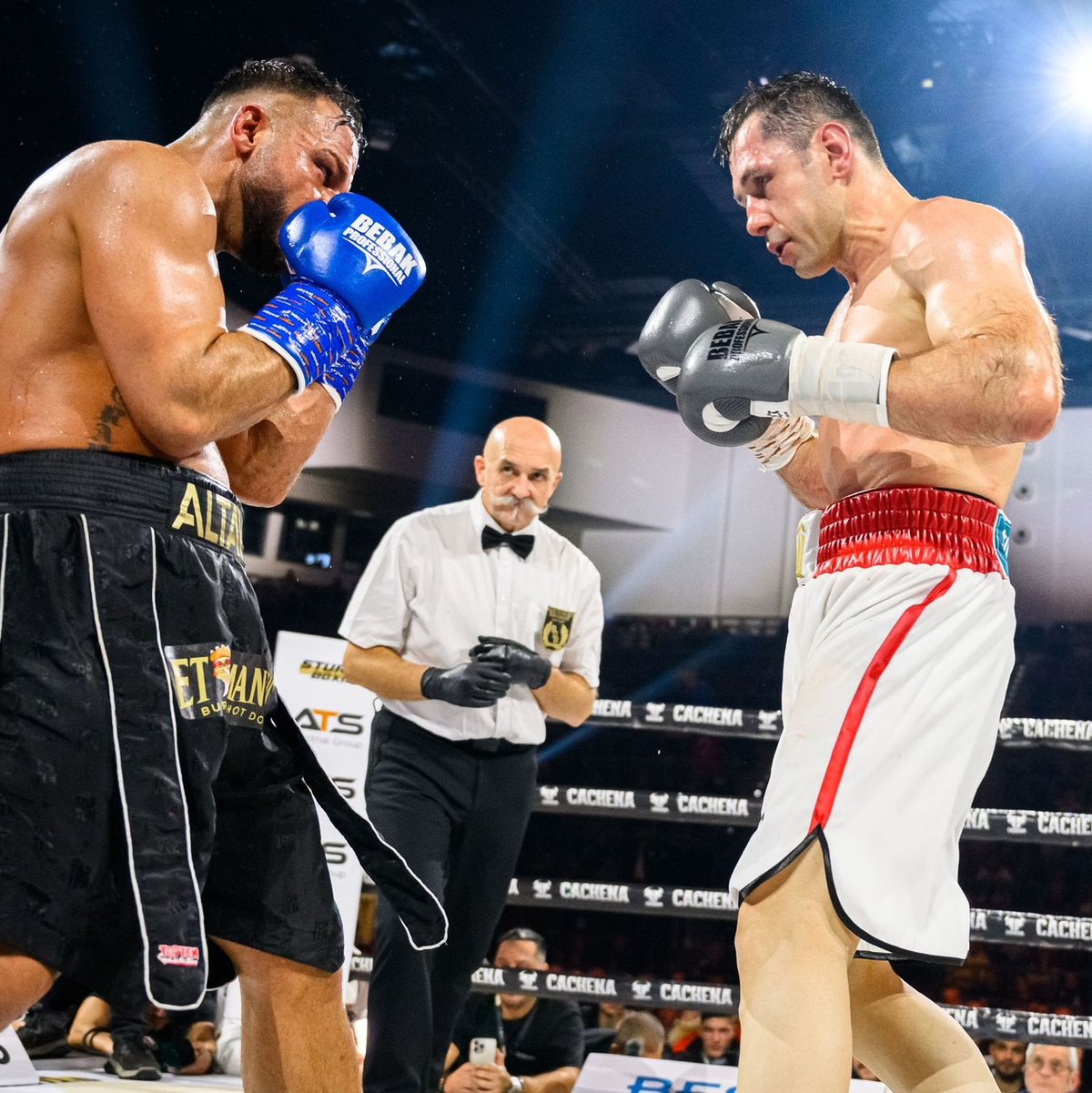Felix Sturm (r) im Kampf gegen Sükrü Altay. - Foto: Marco Wolf/dpa