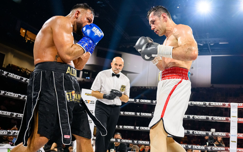 Felix Sturm (r) im Kampf gegen Sükrü Altay. - Foto: Marco Wolf/dpa
