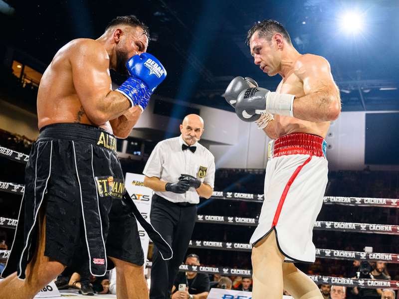 Felix Sturm (r) im Kampf gegen Sükrü Altay. - Foto: Marco Wolf/dpa
