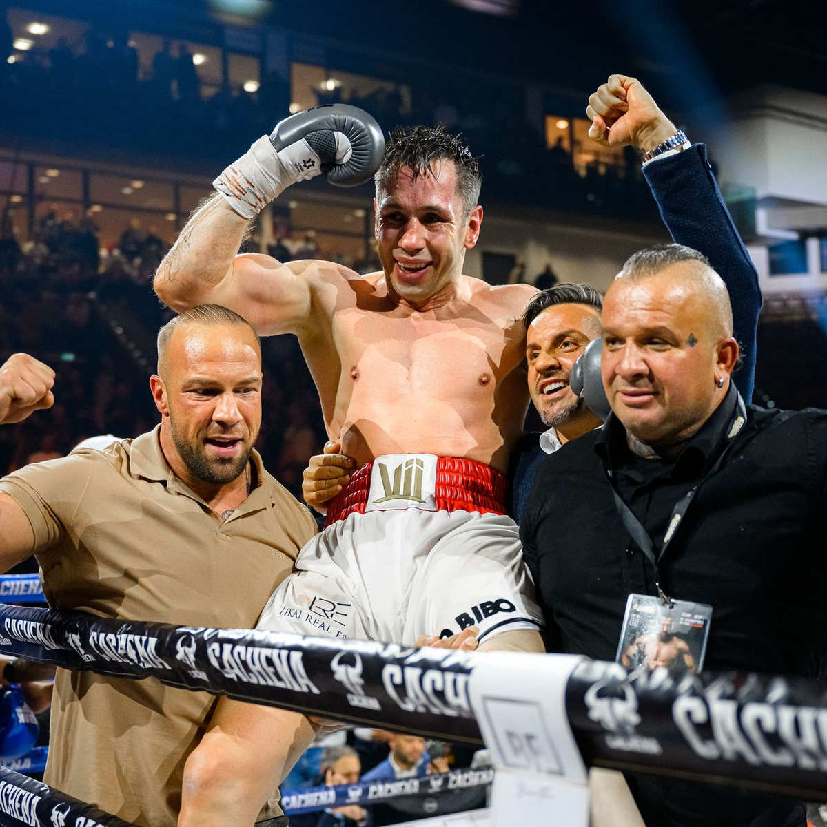 Felix Sturm jubelt über seinen Sieg. - Foto: Marco Wolf/dpa