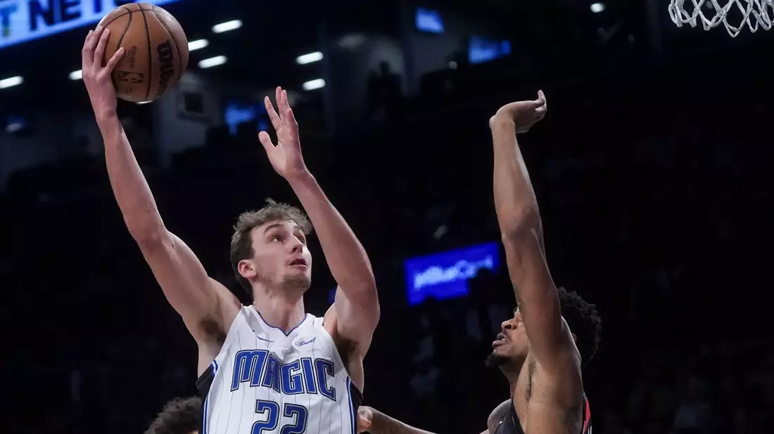 Die Orlando Magic um Franz Wagner (l) kassierten nach zuvor neun Siegen in Serie wieder eine Niederlage. - Bild: Bebeto Matthews/AP