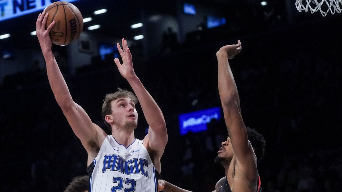 Die Orlando Magic um Franz Wagner (l) kassierten nach zuvor neun Siegen in Serie wieder eine Niederlage. - Foto: Bebeto Matthews/AP