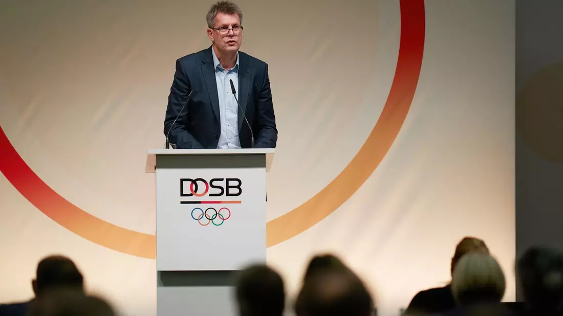 DOSB-Präsident Thomas Weikert spricht bei der DOSB-Mitgliederversammlung. - Bild: Thomas Frey/dpa