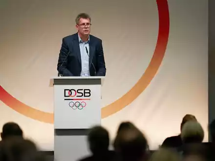 DOSB-Präsident Thomas Weikert spricht bei der DOSB-Mitgliederversammlung. - Foto: Thomas Frey/dpa