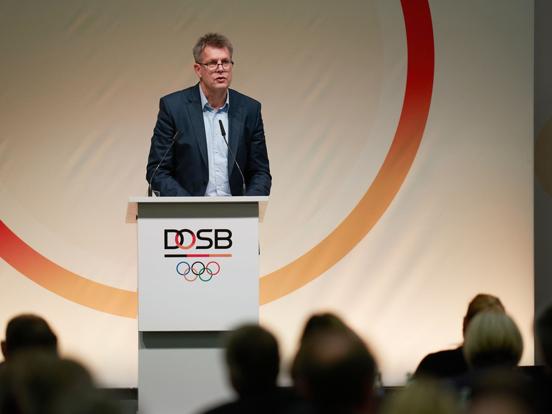 DOSB-Präsident Thomas Weikert spricht bei der DOSB-Mitgliederversammlung. - Foto: Thomas Frey/dpa