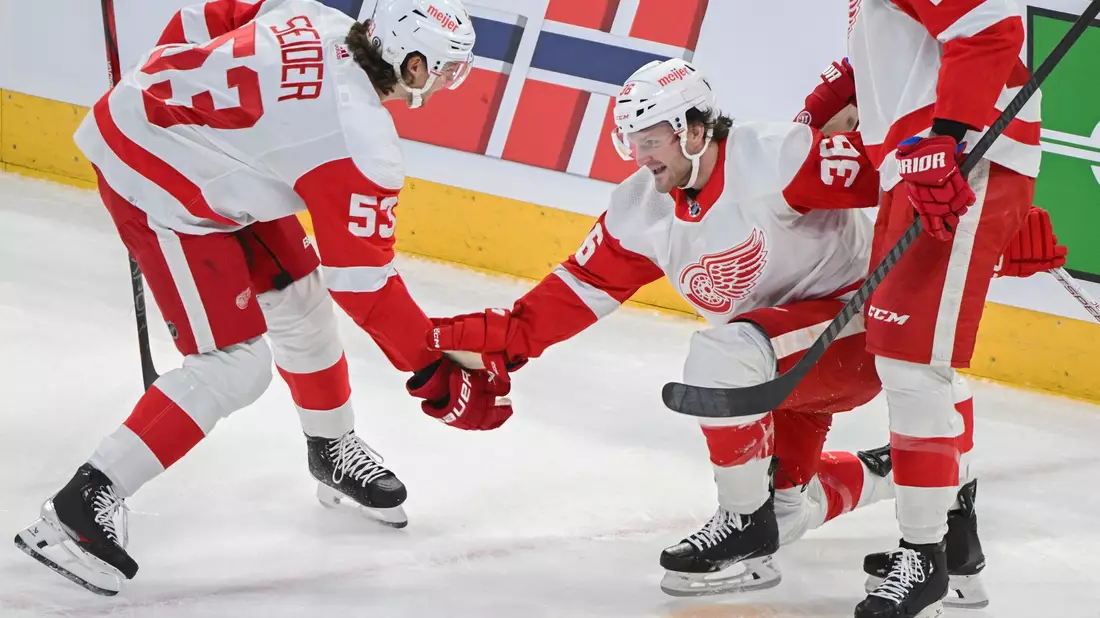 Christian Fischer (36) von den Detroit Red Wings feiert mit seinem Teamkollegen Moritz Seider (53). - Bild: Graham Hughes/The Canadian Press/AP