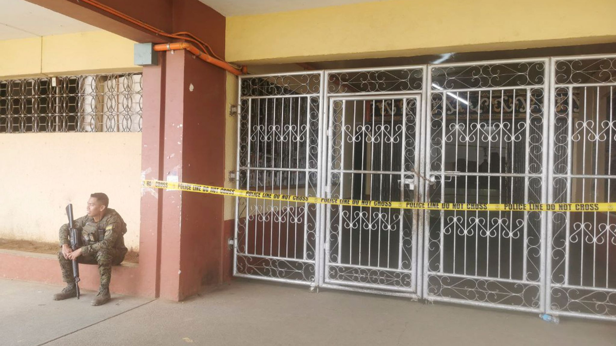 Ein philippinischer Polizist bewacht den Eingang des Ortes, an dem eine Bombe explodiert ist. - Foto: Froilan Gallardo/AP