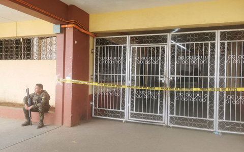 Ein philippinischer Polizist bewacht den Eingang des Ortes, an dem eine Bombe explodiert ist. - Foto: Froilan Gallardo/AP