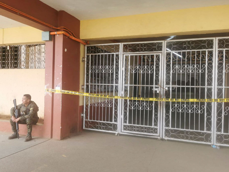 Ein philippinischer Polizist bewacht den Eingang des Ortes, an dem eine Bombe explodiert ist. - Foto: Froilan Gallardo/AP