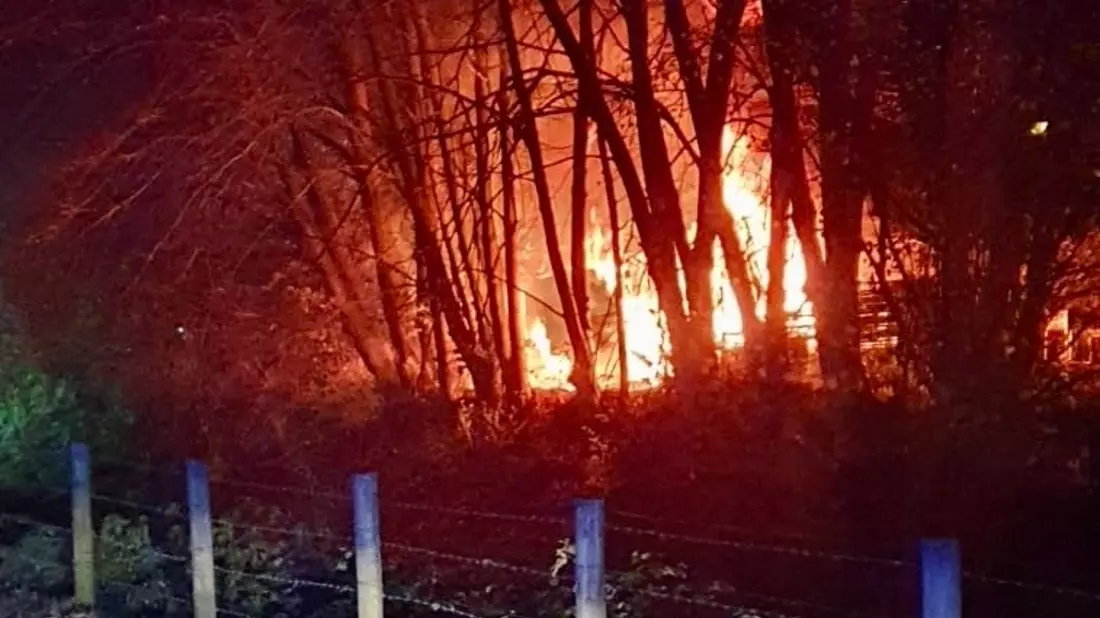 FW-RE: Drei Brandeinsätze in der Nacht - ausgedehnter Laubenbrand fordert Einsatzkräfte - Bild: presseportal.de