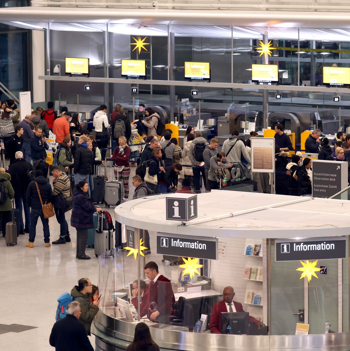 Der Flughafen München hat seinen Flugbetrieb wieder aufgenommen. Passagiere stehen beim Check-in. - Foto: Karl-Josef Hildenbrand/dpa