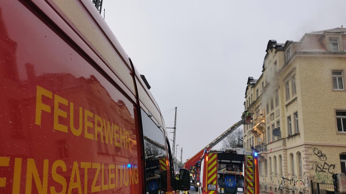FW Dresden: Rauchentwicklung in Wohngebäude und einem Zug - Foto: presseportal.de