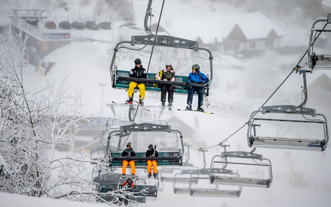Aktuell sorgt der Wintereinbruch für gute Schneelagen. - Foto: Markus Klümper/dpa