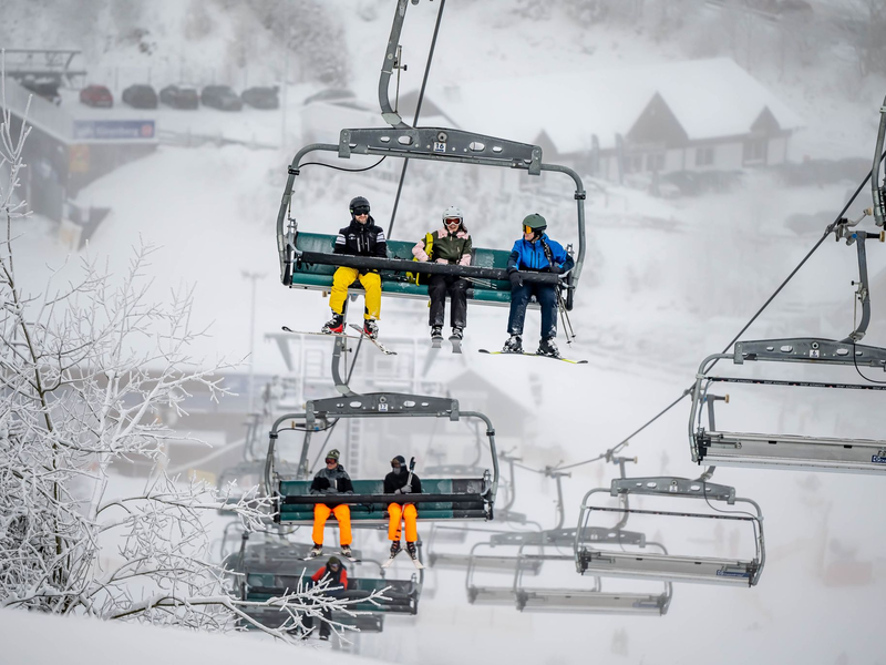 Aktuell sorgt der Wintereinbruch für gute Schneelagen. - Foto: Markus Klümper/dpa
